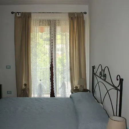 La Poeta 3*